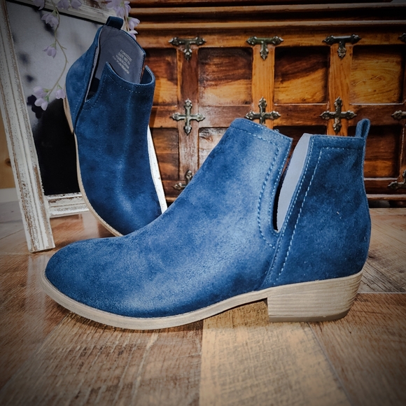 NWOB Journee Collection Blue Split Ankle Booties 8.5 WIDE - Picture 1 of 11